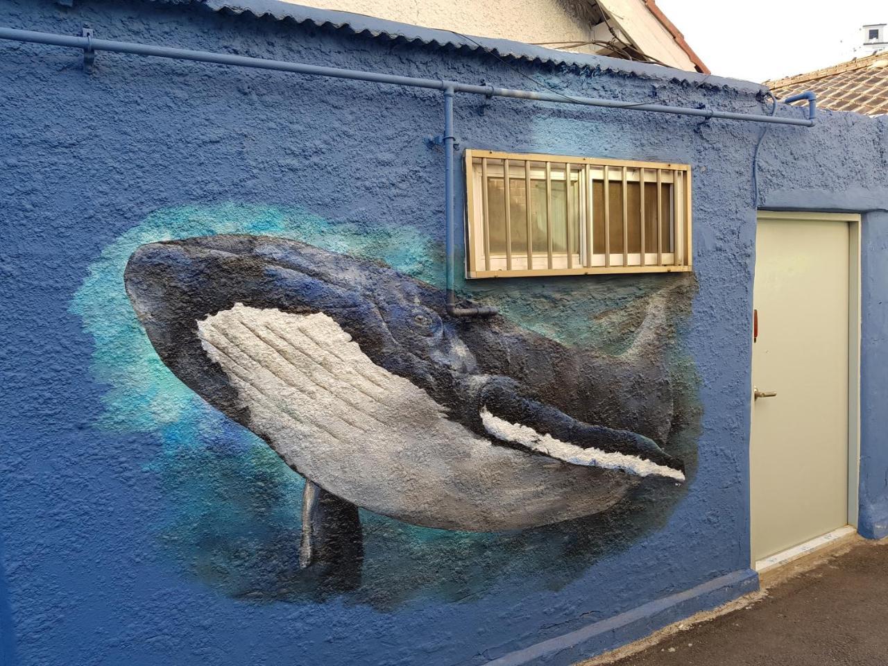 Jinho'S Black Whale Guest House & Bar Сеул Экстерьер фото