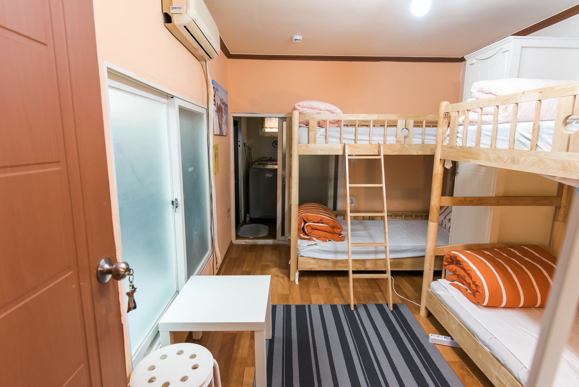 Jinho'S Black Whale Guest House & Bar Сеул Экстерьер фото